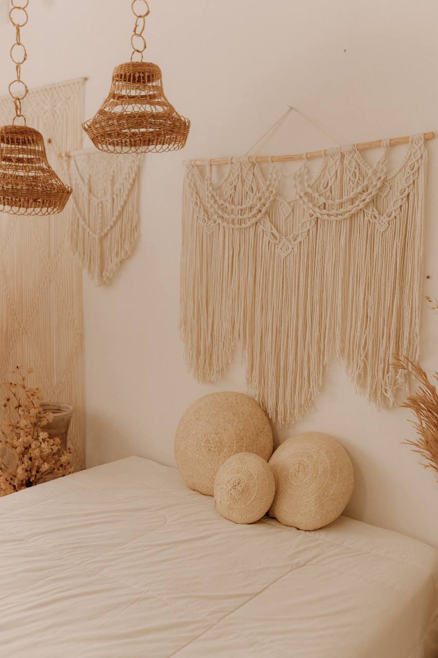 Estúdio fotográfico com decoração boho em tons neutros